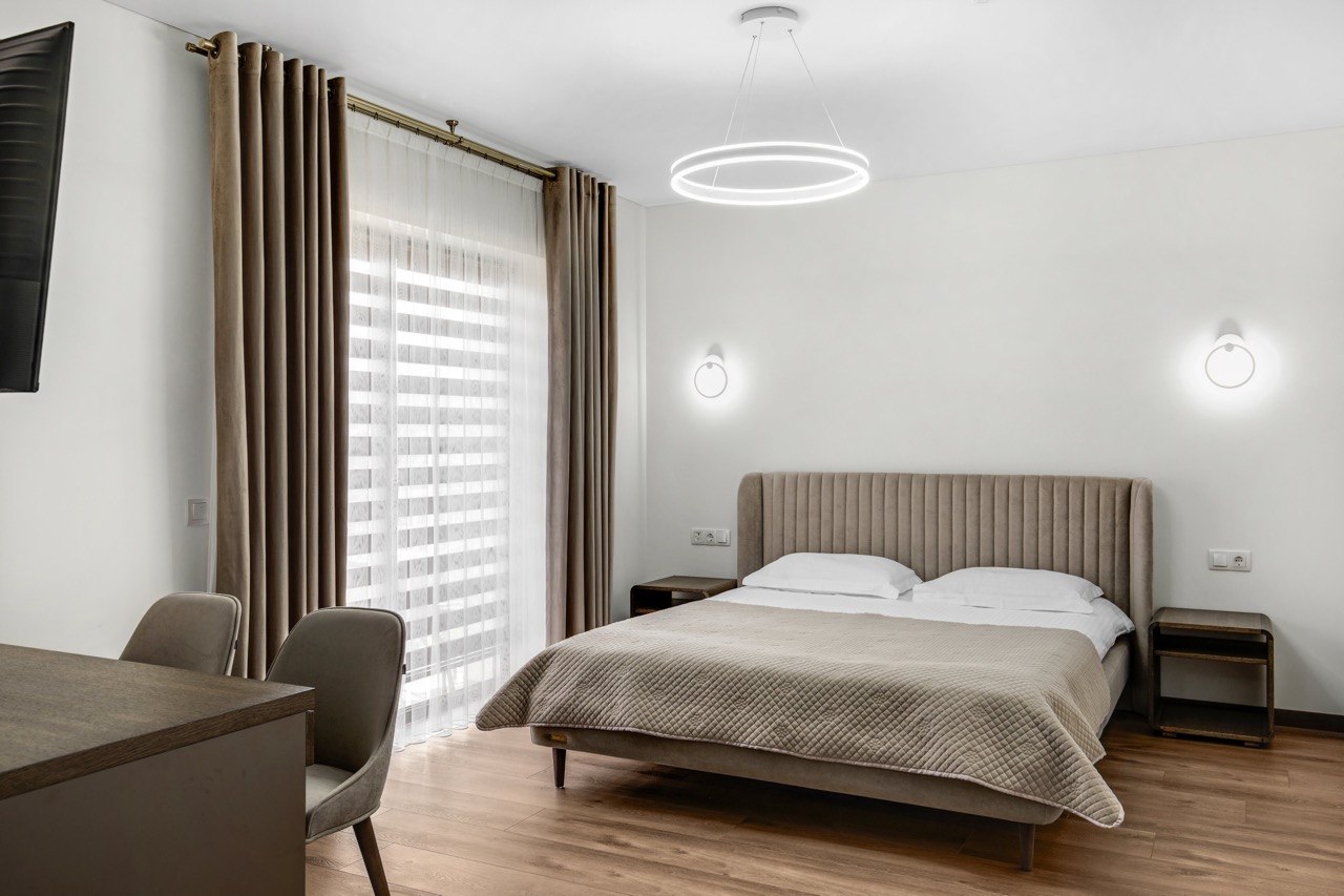 2-person-half-lux-4